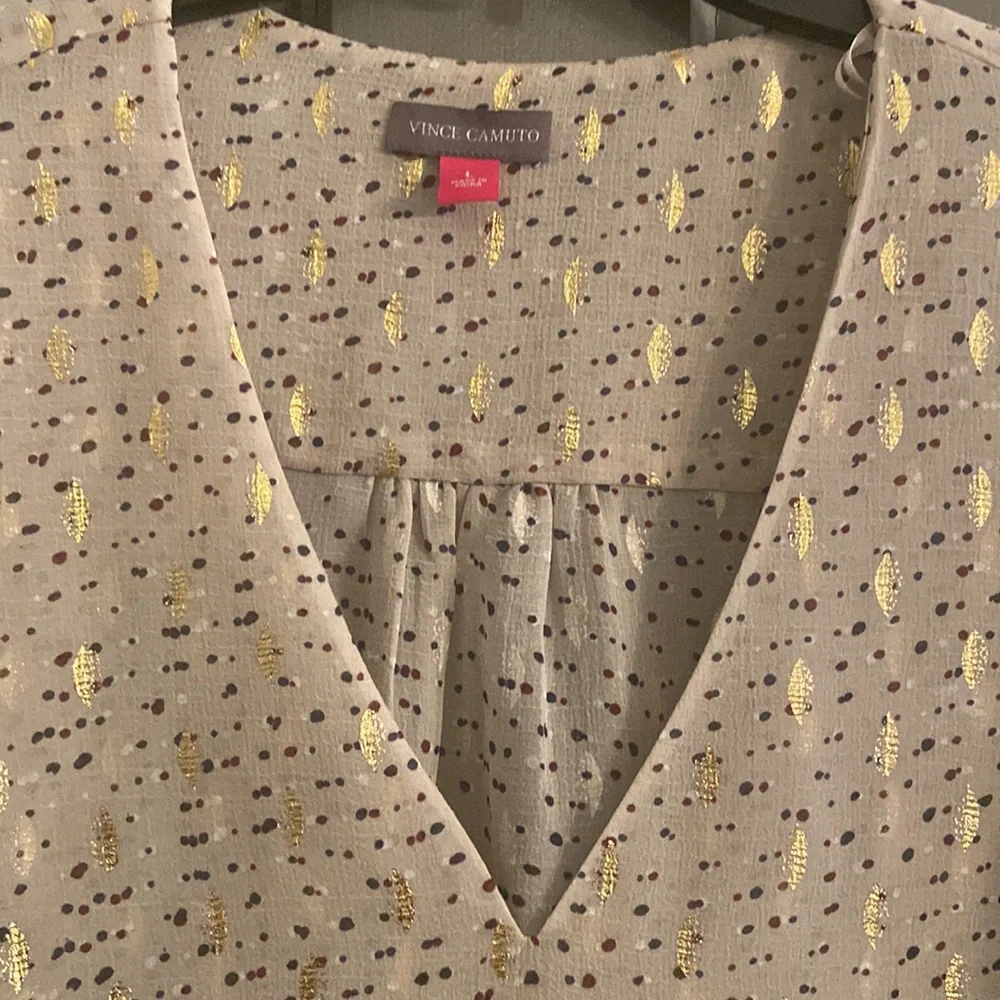 Vince Camuto Gorgeous Vneck Blouse. NWT. Size L - Picture 9 of 10